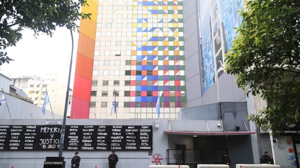 Amenaza de bomba en el edificio de la AMIA: la inspección policial descartó la presencia de explosivos