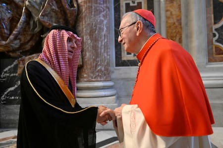El cardenal italiano Pietro Parolin, uno de los principales candidatos a convertirse en Papa. Foto: Reuters/Saudi Press Agency.