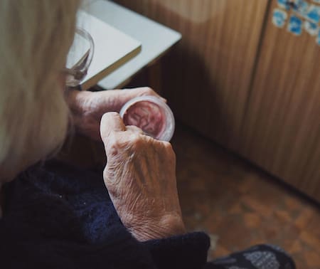 Ancianos, yogurt, salud. Foto: Unsplash