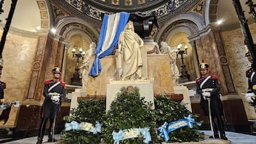 San Martín no descansa solo: los otros próceres que lo acompañan en el mausoleo de la Catedral