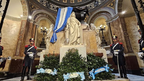 San Martín no descansa solo: los otros próceres que lo acompañan en el mausoleo de la Catedral