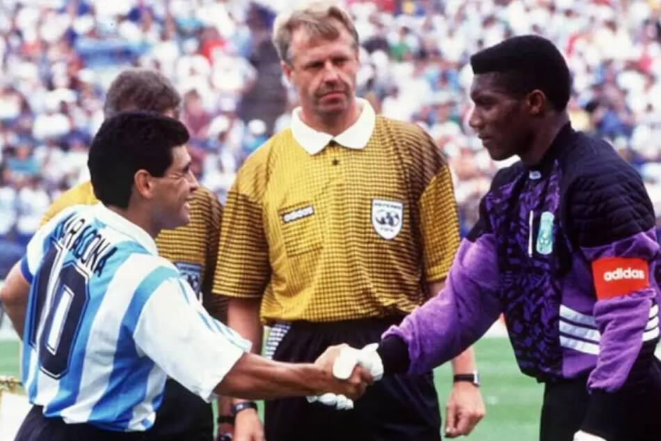 Peter Rufai junto a Diego Maradona en el Mundial de Estados Unidos 1994.
