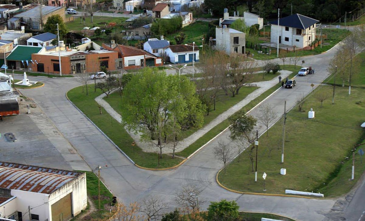 Vista de Vicente Casares, pueblo bonaerense de 800 habitantes con bosques, entorno rural, historia y bodegones de campo a 50 kilómetros de CABA.