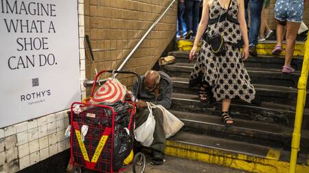 Gente en situación de calle en el metro de Nueva York.