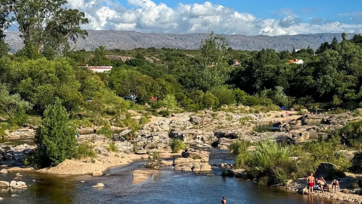 Tiene 12 mil habitantes, tres ríos y una Maravilla Natural: el encantador rincón de Córdoba que atrae turistas todo el año