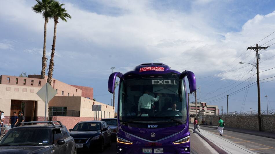 Micro con migrantes rumbo a Nueva York. Foto: Reuters