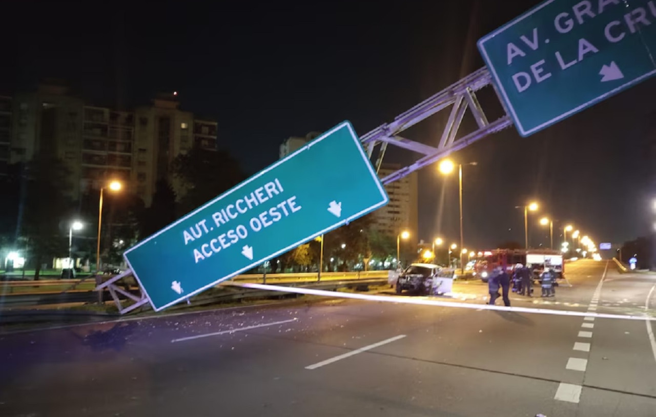 Una camioneta chocó contra un cartel de la General Paz y lo derribó. NA