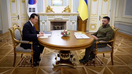 Presidente de Corea del Sur, Yoon Suk-yeol y presidente ucraniano, Volodimir Zelensky. Foto: Reuters.