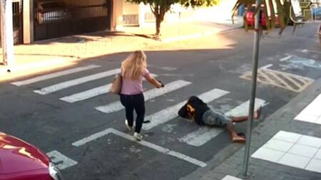 Mujer mata a ladrón frente a escuela - Brasil