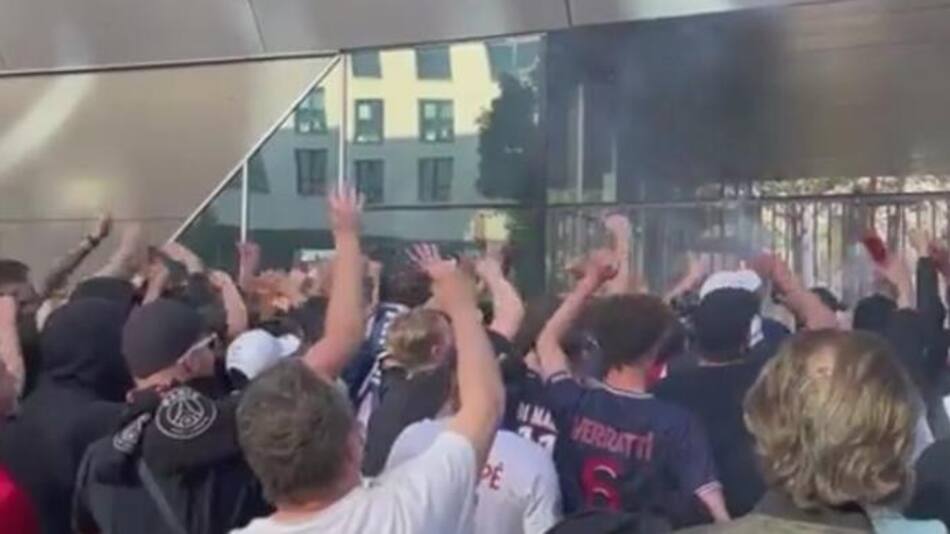 Manifestación de hinchas del PSG contra el club y Messi. Captura de video: NA