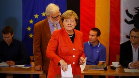 Angela Merkel votando (Reuters)