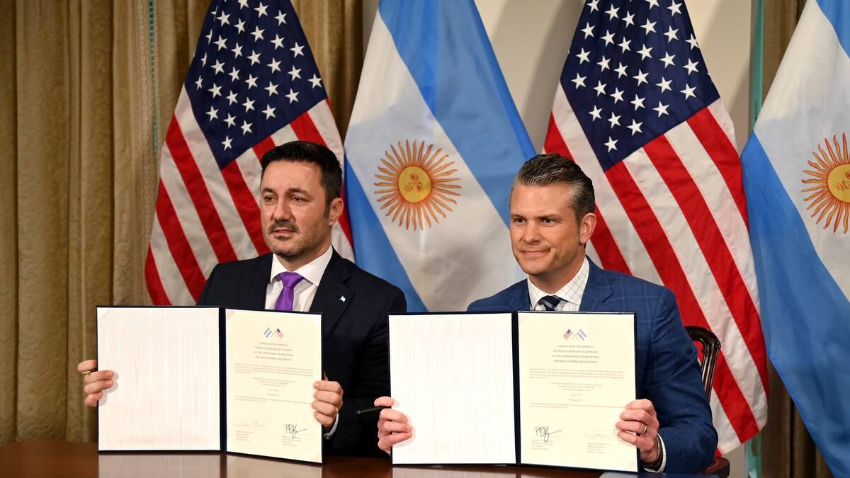 Luis Petri junto a Pete Hegseth, jefe del Pentágono.
