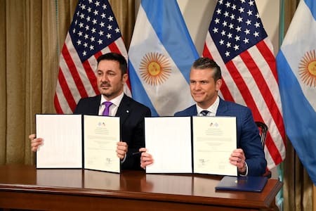 Luis Petri junto a Pete Hegseth, jefe del Pentágono.