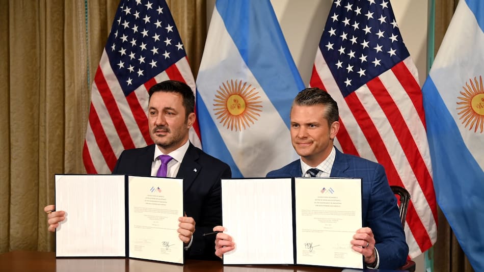 Luis Petri junto a Pete Hegseth, jefe del Pentágono.