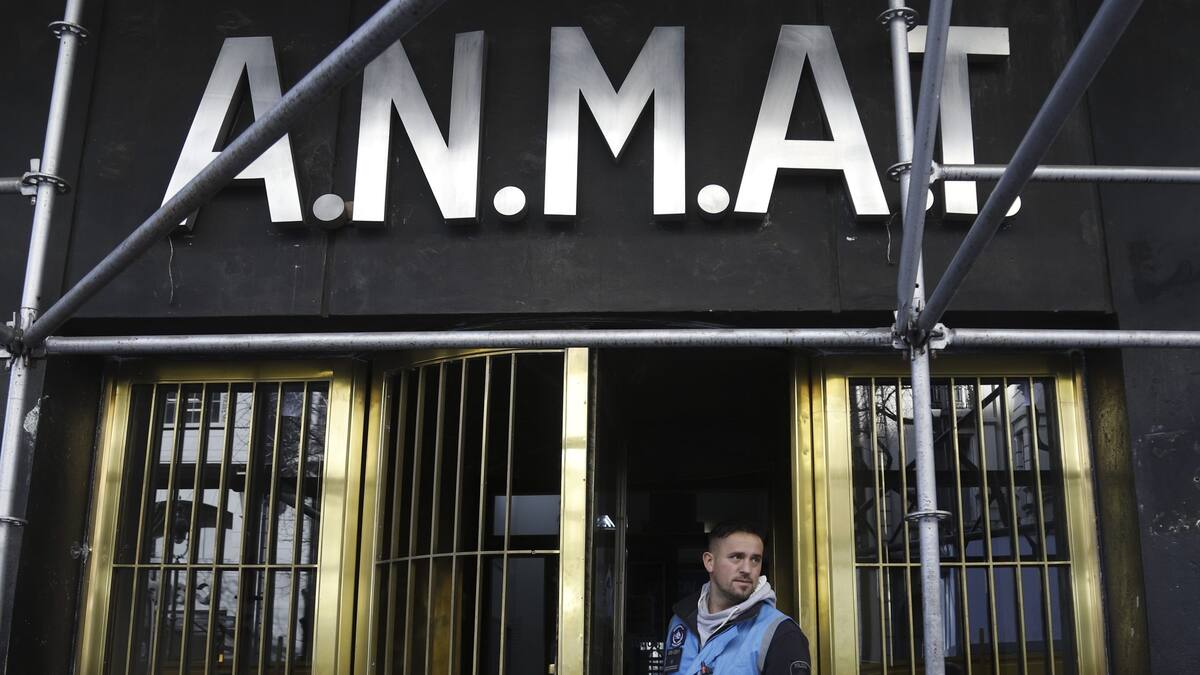 La Administración Nacional de Medicamentos, Alimentos y Tecnología Médica (ANMAT).