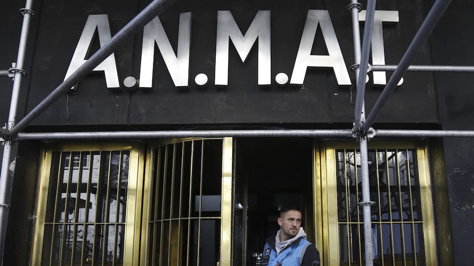 La Administración Nacional de Medicamentos, Alimentos y Tecnología Médica (ANMAT).