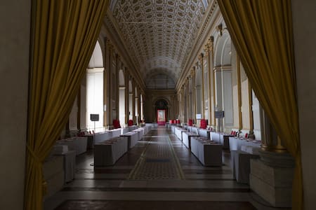 Todo preparado en la Capilla Sixtina, donde los cardenales votarán. Foto: EFE/Vatican Media