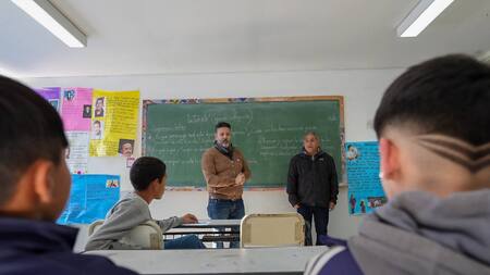 Gustavo Menéndez visitó la escuela número 6 en Barrio Rivadavia, Merlo. Foto: Twitter.