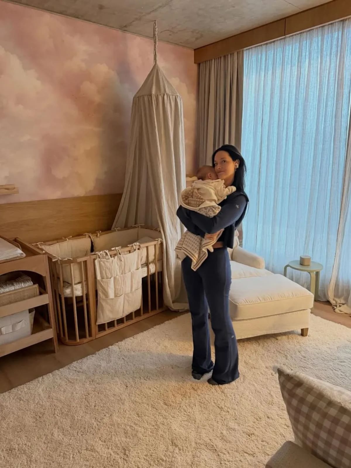Oriana Sabatini y Paulo Dybala con su hija Gia