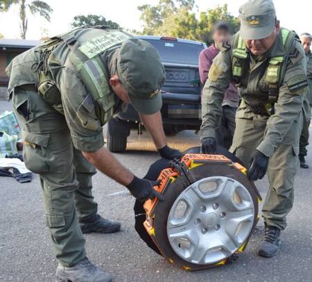 Mujer circulaba en una camioneta con los neumáticos rellenos de casi 50 kilos de cocaína. Foto: Gendarmería Nacional.