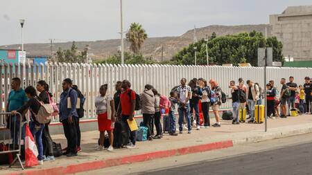 Migrantes en la frontera entre México y Estados Unidos. Foto: EFE.