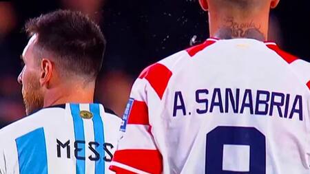 Cruce entre Sanabria y Messi en el encuentro entre Argentina y Paraguay por Eliminatorias. Foto: Captura de video.