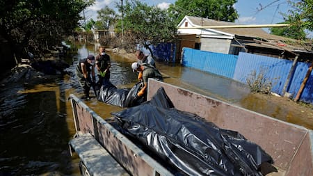 Víctimas de la inundación tras colapso de represa en Ucrania. Foto: NA.