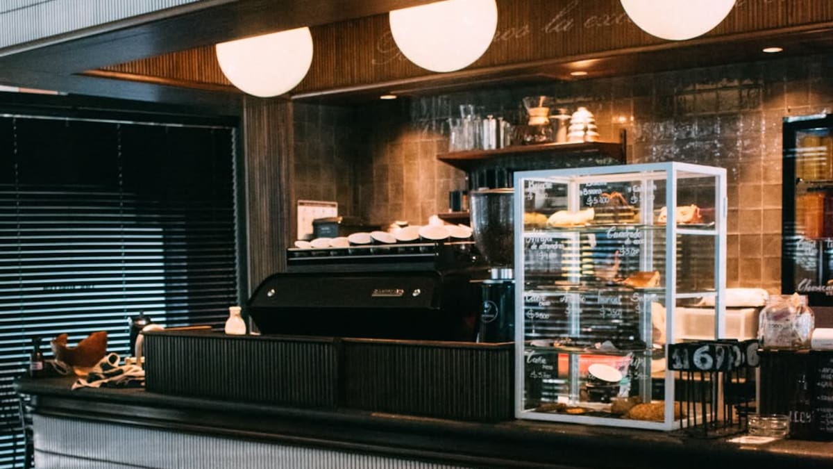 El barrio porteño que transformó una embajada en un polo gourmet: la joya escondida con café de especialidad, sushi y wine bar