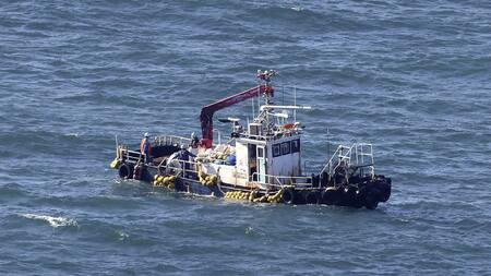 Un barco en los alrededores de la central de Fukushima. Foto: Reuters.