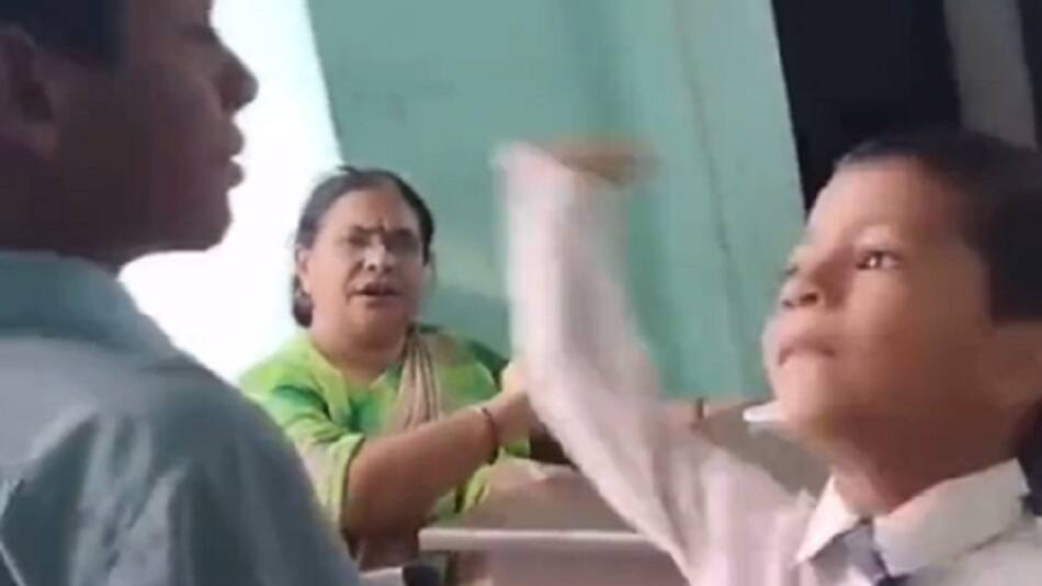 Una maestra obligó a sus alumnos a cachetear a su compañero en la India. Foto: captura video