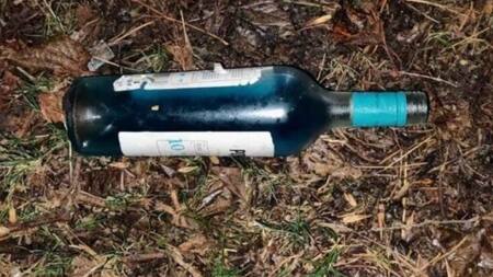 El objeto que se arrojó contra la comisaría. Foto: NA