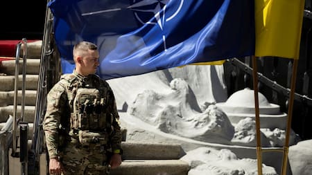 La bandera de Ucrania junto a la de la OTAN. Foto: Reuters