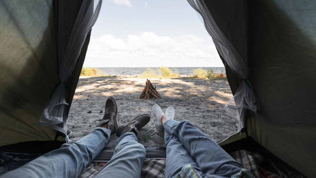Acampar en las vacaciones. Foto: Freepik