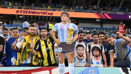 Hinchas argentinos en la previa del duelo ante Polonia por el Mundial de Qatar. Foto: REUTERS.