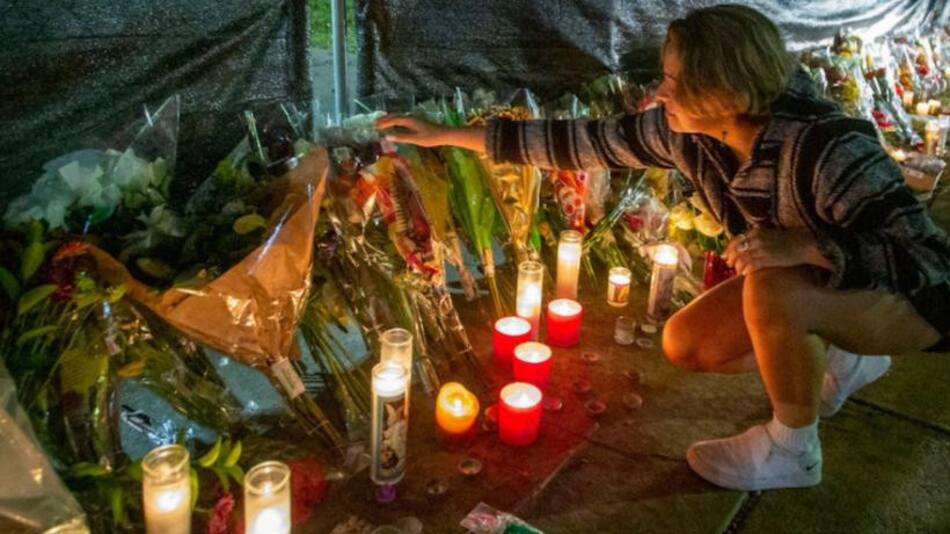 Flores dejadas en memora de las víctimas de la avalancha, foto NA