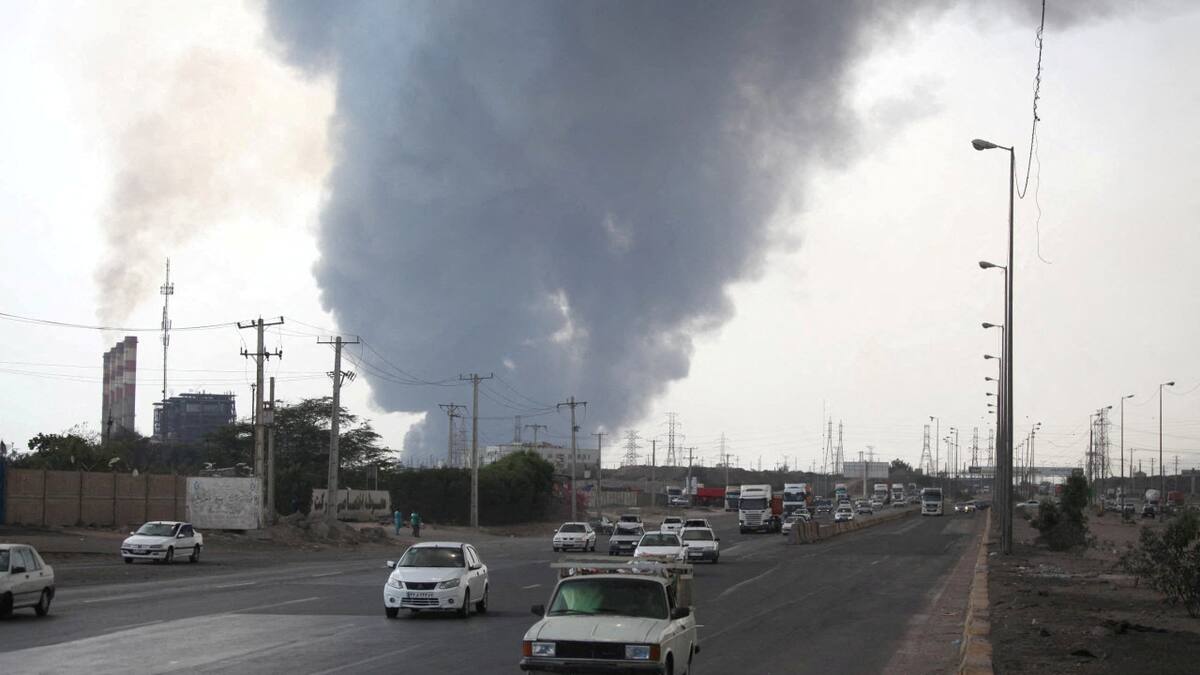 La humareda producto de la explosión en el puerto de Irán. Foto: Reuters/Mohammad Rasoul Moradi.