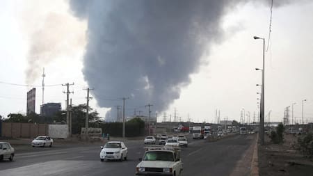 La humareda producto de la explosión en el puerto de Irán. Foto: Reuters/Mohammad Rasoul Moradi.