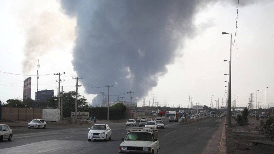 La humareda producto de la explosión en el puerto de Irán. Foto: Reuters/Mohammad Rasoul Moradi.