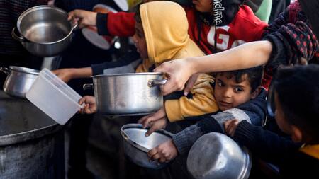 Niños pidiendo comida en Gaza. Foto: Reuters.