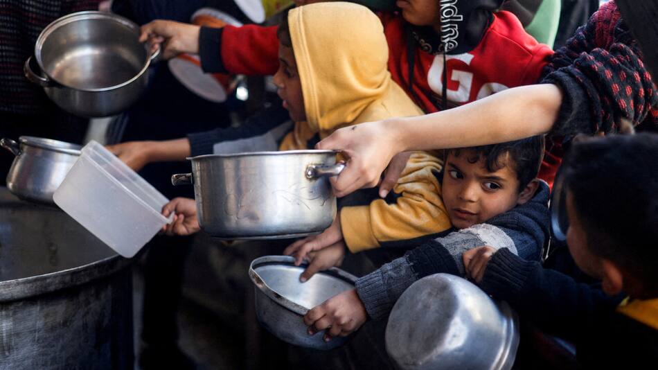 Niños pidiendo comida en Gaza. Foto: Reuters.