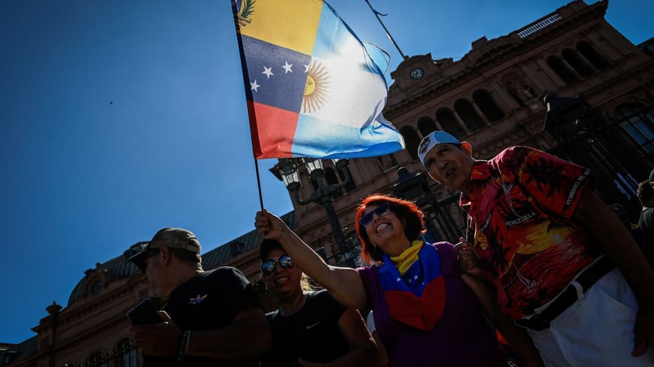 Venezolanos frente a la Casa Rosada. Foto: Reuters