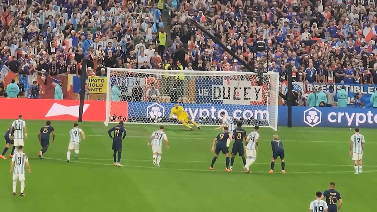 Lionel Messi patea un gol de penal en la final de la Copa Mundial de 2022. Foto: Wikimedia Commons