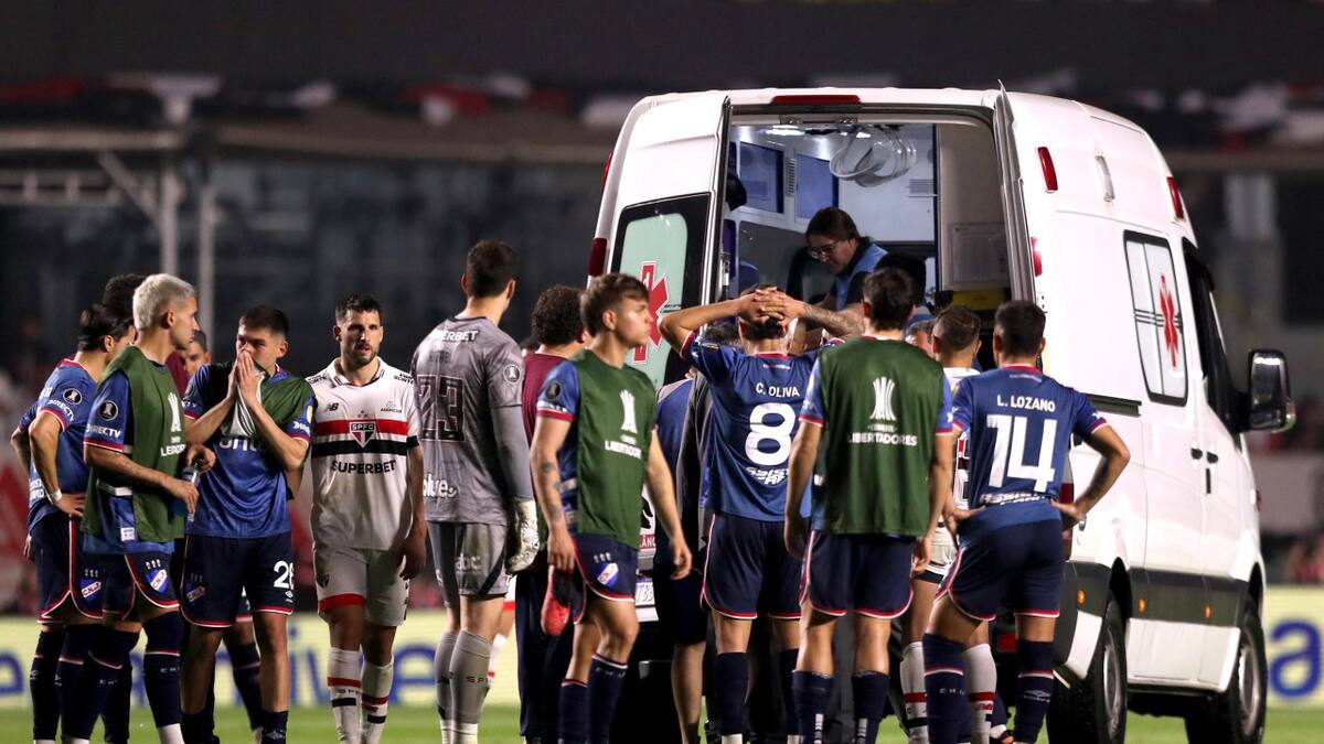 Juan Izquierdo sufrió un cuadro de arritmia en el partido de Nacional y San Pablo. Foto: Reuters.
