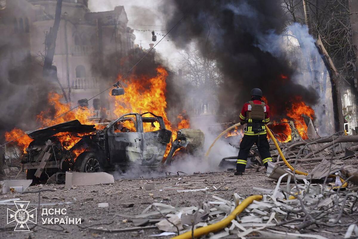 Rusia lanzó un ataque masivo con misiles balísticos en el noreste de Ucrania. EFE/EPA/SERVICIO ESTATAL DE EMERGENCIAS DE UCRANIA