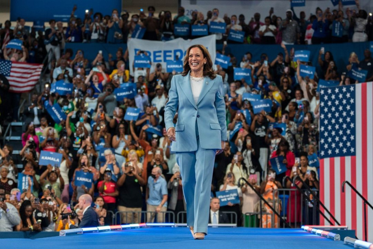 Los looks de Kamala Harris durante su campaña. Foto Instagram.