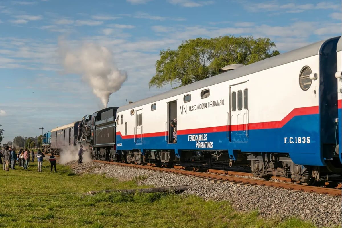 Rescatada por voluntarios del Ferroclub Argentino, la histórica máquina a vapor alcanzó velocidades superiores a los 100 km/h. Su regreso incluyó un viaje a Mar del Plata para celebrar los 140 años de la llegada del primer tren a la ciudad.