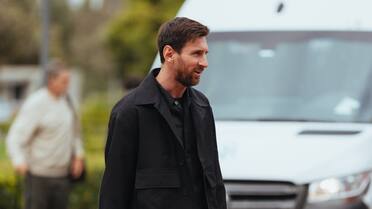 Lionel Messi firmó autógrafos y se sacó fotos con los fanáticos tras su arribo al país para la última doble fecha FIFA