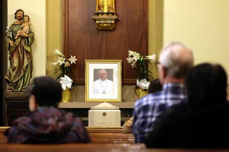 Homenaje al papa Francisco. Foto: Reuters/Brendan McDermid