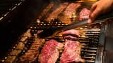 Sin parrilla ni horno: la nueva forma de cocinar carne que se deshace con el tenedor y es tendencia en Brasil
