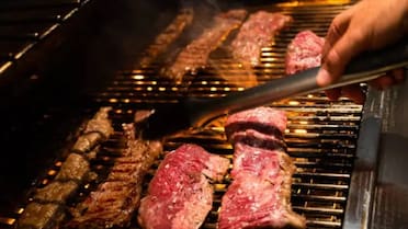 Sin parrilla ni horno: la nueva forma de cocinar carne que se deshace con el tenedor y es tendencia en Brasil